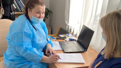 Першою у Рівному провакцинувалася проти COVID медсестра з кардіології Першою у Рівному провакцинувалася проти COVID медсестра з кардіології