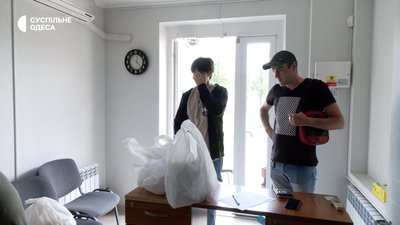 В Одесі волонтери роздають гуманітарну допомогу евакуйованим херсонцям В Одесі волонтери роздають гуманітарну допомогу евакуйованим херсонцям
