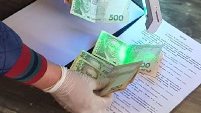 У Херсоні високопосадовця затримали на хабарі У Херсоні високопосадовця затримали на хабарі