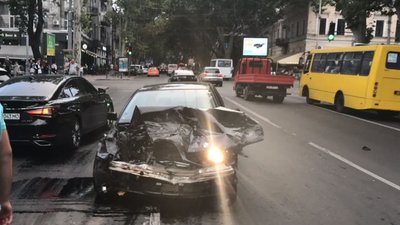 В центрі Одеси сталася ДТП за участю 4 автівок, одну людину госпіталізували