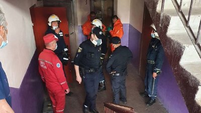 Коли дім став пасткою: іванофранківка через сміття не змогла вийти з квартири