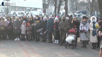 Хмельничани прийшли віддати шану тим, хто загинув за вільну Україну. Фото: Суспільне. Поділля. Хмельничани прийшли віддати шану тим, хто загинув за вільну Україну. Фото: Суспільне. Поділля.