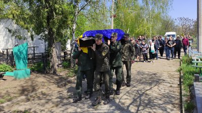 У Павлограді на Дніпропетровщині попрощалися з мінометником Максимом Перміновим У Павлограді на Дніпропетровщині попрощалися з мінометником Максимом Перміновим