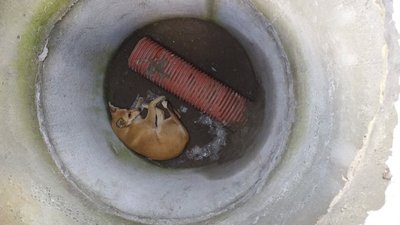 У Львові рятувальники витягнули собаку з каналізаційного колодязя