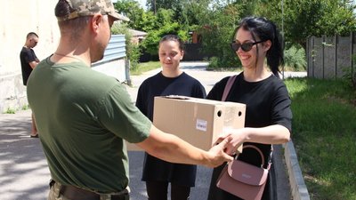 Дякують за захист. Мешканці соціального гуртожитку у Дніпрі готують смаколики для бійців тероборони