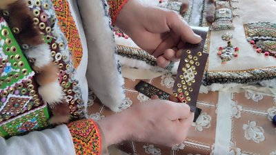 Береже традиції та одягає людей: у Космачі на Івано-Франківщині Юрій Поляк шиє старовинний гуцульський одяг Береже традиції та одягає людей: у Космачі на Івано-Франківщині Юрій Поляк шиє старовинний гуцульський одяг