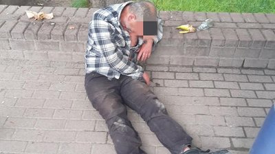 У Франківську серед вулиці врятували двох п’яних чоловіків