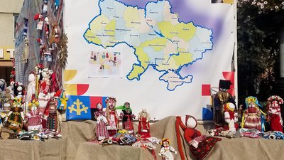 Майже 200 ляльок-мотанок сформували мапу Рівненщини: вироби продаватимуть, щоб підтримати ЗСУ Майже 200 ляльок-мотанок сформували мапу Рівненщини: вироби продаватимуть, щоб підтримати ЗСУ