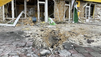 Поцілили в будинки та об'єкти критичної інфраструктури. За добу військові РФ обстріляли всі мікрорайони Херсона Поцілили в будинки та об'єкти критичної інфраструктури. За добу військові РФ обстріляли всі мікрорайони Херсона