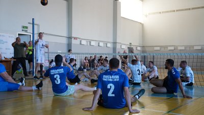 У Сумах провели мінізмагання з волейболу сидячи