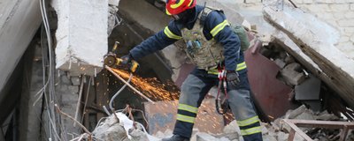ДСНС розбирає знищену російською ракетою школу у Харкові ДСНС розбирає знищену російською ракетою школу у Харкові