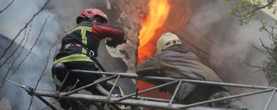 Рятувальники ліквідують пожежу після обстрілу Харкова Рятувальники ліквідують пожежу після обстрілу Харкова
