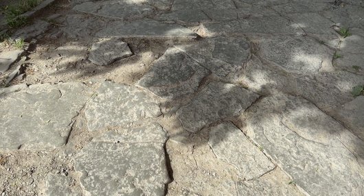 Дорога у Камʼянець-Подільському, якою важко їздити людям із інвалідністю на візках