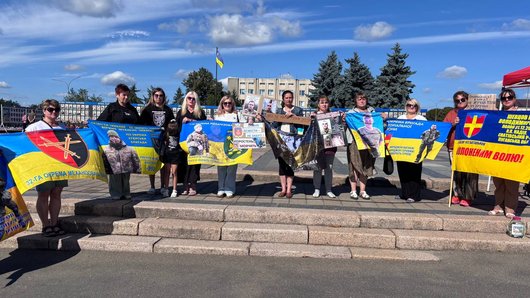 «Жива надія»: на Житомирщині понад сотня людей вийшла на акцію на підтримку полонених та зниклих безвісти