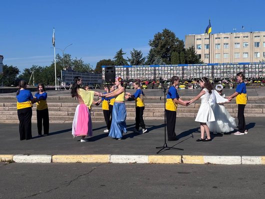«Жива надія»: на Житомирщині понад сотня людей вийшла на акцію на підтримку полонених та зниклих безвісти