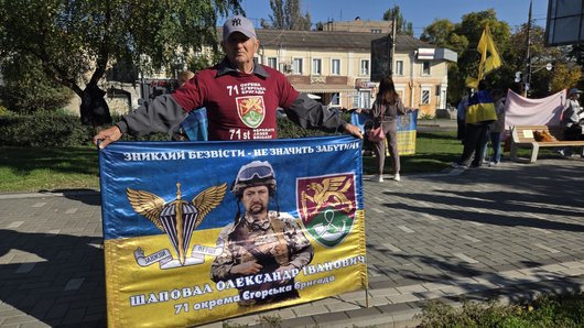 З прапорами та портретами: у Миколаєві нагадали про полонених і зниклих безвісти військових З прапорами та портретами: у Миколаєві нагадали про полонених і зниклих безвісти військових