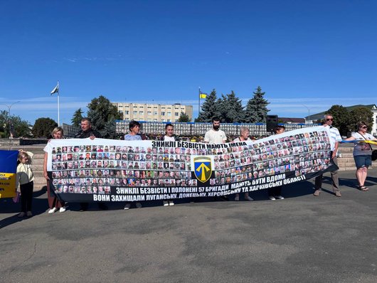 «Жива надія»: на Житомирщині понад сотня людей вийшла на акцію на підтримку полонених та зниклих безвісти
