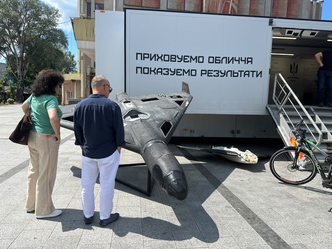 У Житомирі показали симулятор FPV-дрона спецоперації СБУ «Павутина» У Житомирі показали симулятор FPV-дрона спецоперації СБУ «Павутина»