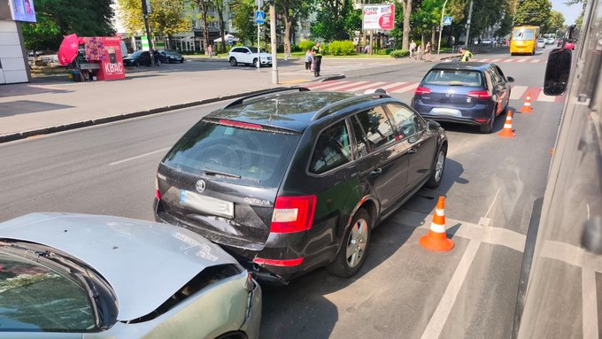 У Житомирі на Київській в ДТП потрапили 3 легковики — аварія ускладнила рух перед перехрестям У Житомирі на Київській в ДТП потрапили 3 легковики — аварія ускладнила рух перед перехрестям