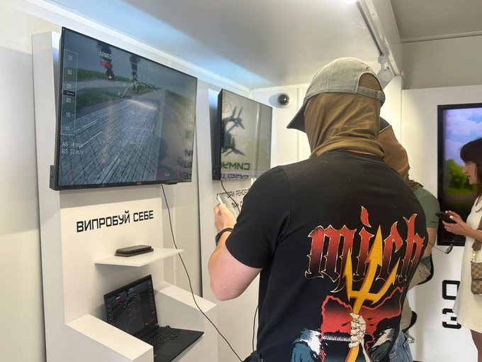 У Житомирі показали симулятор FPV-дрона спецоперації СБУ «Павутина» У Житомирі показали симулятор FPV-дрона спецоперації СБУ «Павутина»