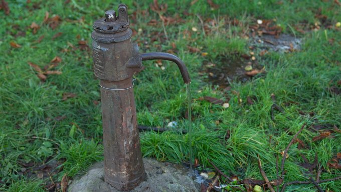У Житомирі п'ятий день тече вода з водопровідної колонки: у «Житомирводоканалі» назвали причину несправності У Житомирі п'ятий день тече вода з водопровідної колонки: у «Житомирводоканалі» назвали причину несправності