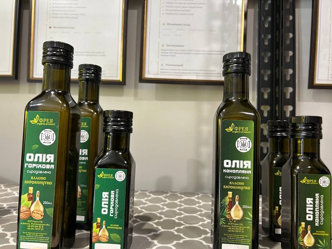 "Олія завжди свіжа на поличках": ветеран зі Звягеля після демобілізації відкрив виробництво натуральних олій