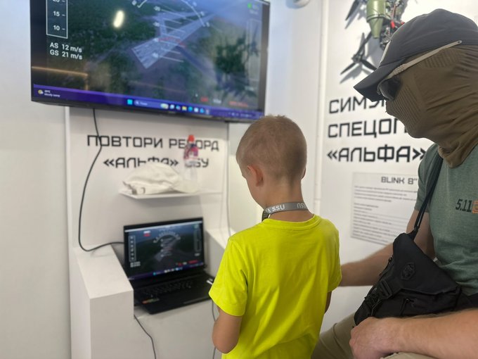У Житомирі показали симулятор FPV-дрона спецоперації СБУ «Павутина» У Житомирі показали симулятор FPV-дрона спецоперації СБУ «Павутина»