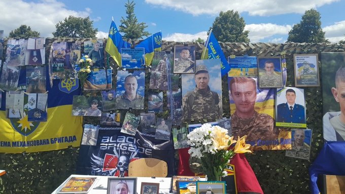 Родини загиблих військових і митці зібралися на фестивалі "Відлуння голосів" на Житомирщині Родини загиблих військових і митці зібралися на фестивалі "Відлуння голосів" на Житомирщині