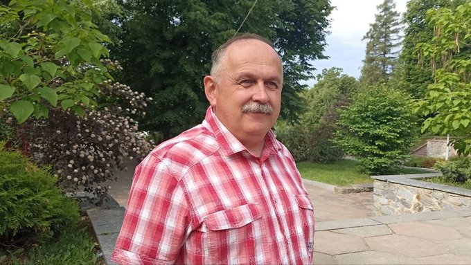 Агресивний лось на подвір'ї: у Малинській громаді подружжя пенсіонерів пів дня чекало допомоги служб Агресивний лось на подвір'ї: у Малинській громаді подружжя пенсіонерів пів дня чекало допомоги служб