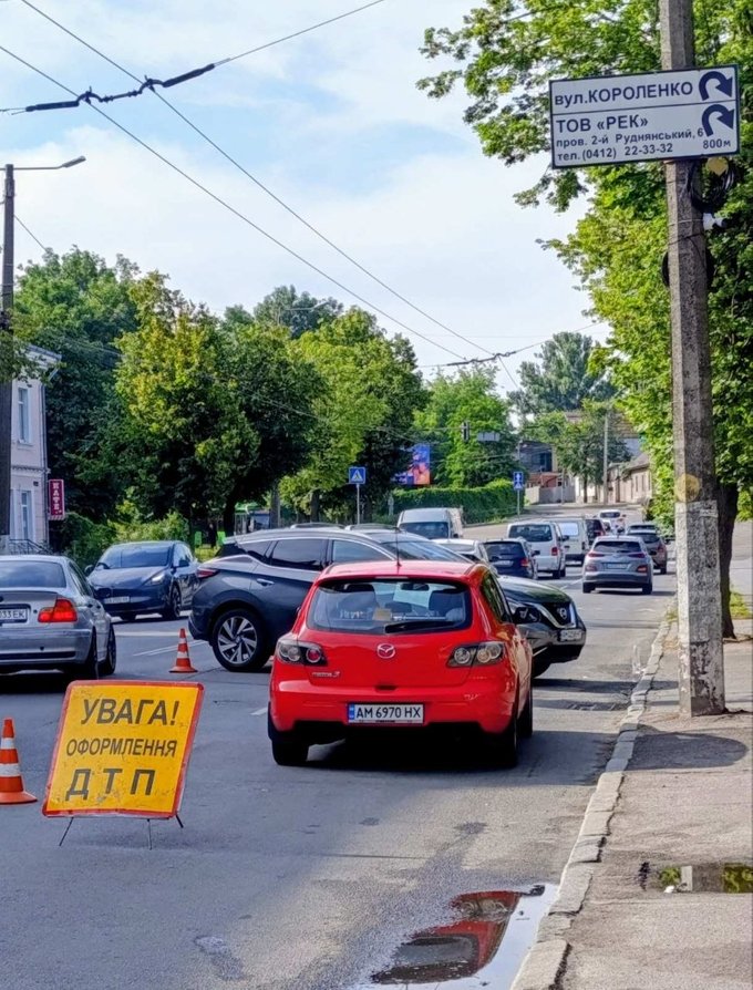 У Житомирі сталося ДТП за участю мотоцикла та легковика У Житомирі сталося ДТП за участю мотоцикла та легковика
