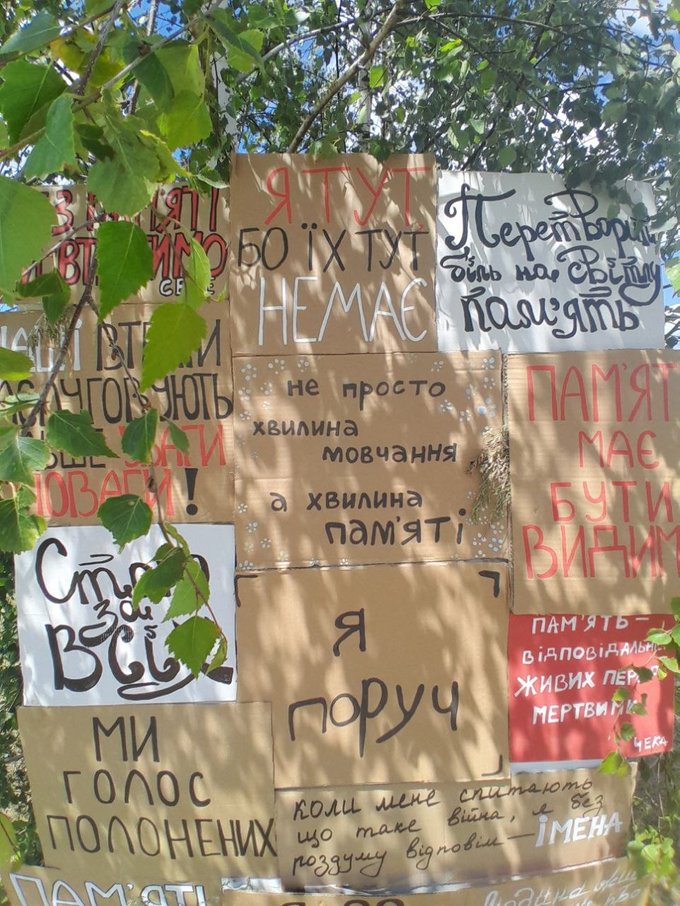 Родини загиблих військових і митці зібралися на фестивалі "Відлуння голосів" на Житомирщині Родини загиблих військових і митці зібралися на фестивалі "Відлуння голосів" на Житомирщині
