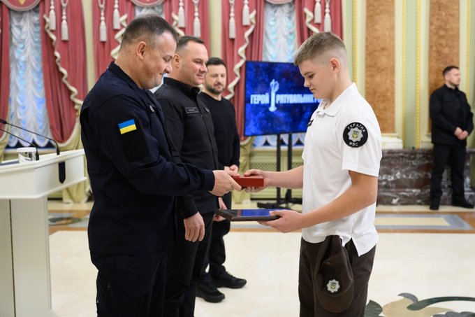 14-річний хлопець із Житомирщини отримав відзнаку «Герой-рятувальник року» за порятунок друга 14-річний хлопець із Житомирщини отримав відзнаку «Герой-рятувальник року» за порятунок друга