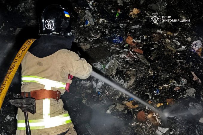 У передмісті Житомира горіло сміттєзвалище — пожежу гасили 3 екіпажі рятувальників