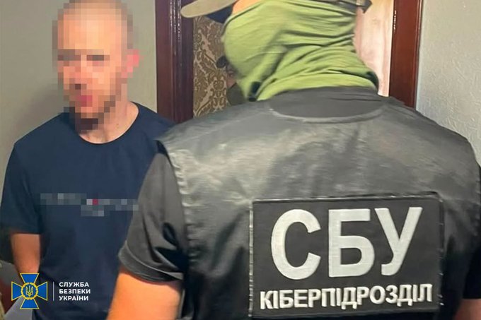 Затримали двох жителів Житомирщини за підозрою в активації для РФ десятків Starlink Затримали двох жителів Житомирщини за підозрою в активації для РФ десятків Starlink