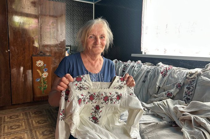 "Вишиті сорочки шукаю на смітниках": жителька Житомирщини колекціонує стародавні родинні речі та мріє про музей