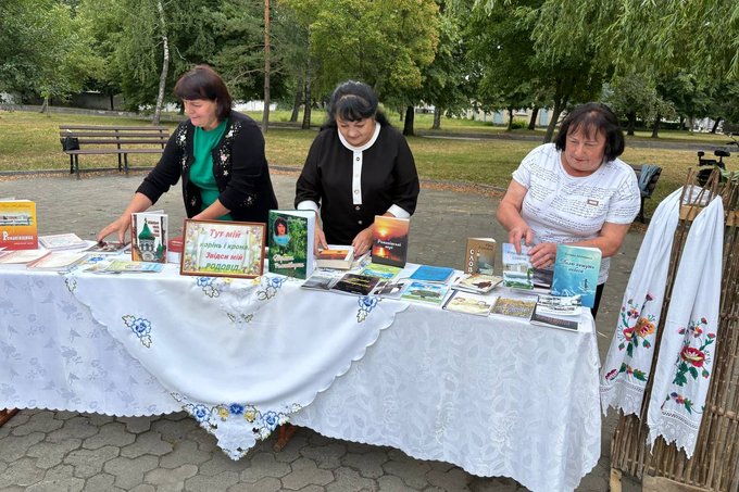 "Дерево роду", благодійний ярмарок, виступи колективів: на Житомирщині проводять фестиваль "ЕтноВир на Виспі" "Дерево роду", благодійний ярмарок, виступи колективів: на Житомирщині проводять фестиваль "ЕтноВир на Виспі"
