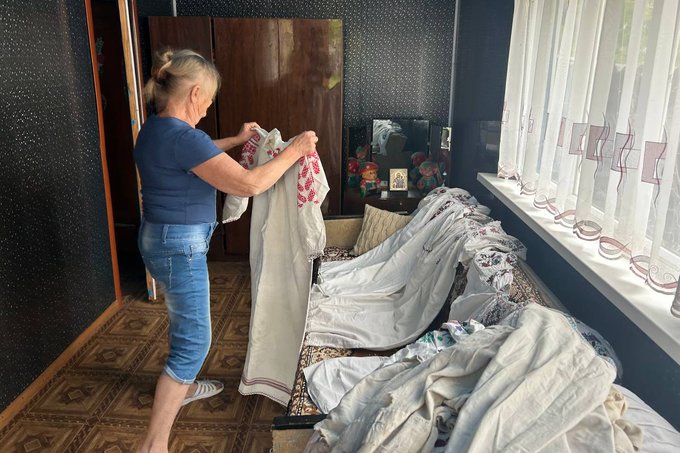 "Вишиті сорочки шукаю на смітниках": жителька Житомирщини колекціонує стародавні родинні речі та мріє про музей