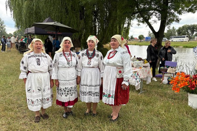 "Дерево роду", благодійний ярмарок, виступи колективів: на Житомирщині проводять фестиваль "ЕтноВир на Виспі" "Дерево роду", благодійний ярмарок, виступи колективів: на Житомирщині проводять фестиваль "ЕтноВир на Виспі"