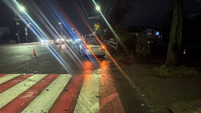 У Житомирі водій Chevrolet в'їхав в електроопору: 37-річна жінка та 5-річна дитина у реанімації