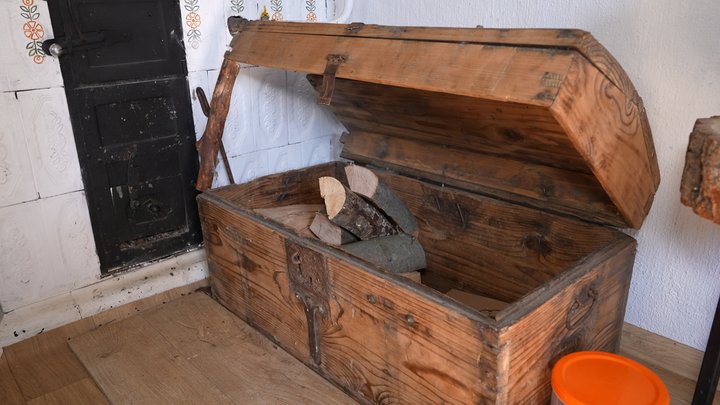 Хата, Хімчин, скриня, дрова Хата, Хімчин, скриня, дрова