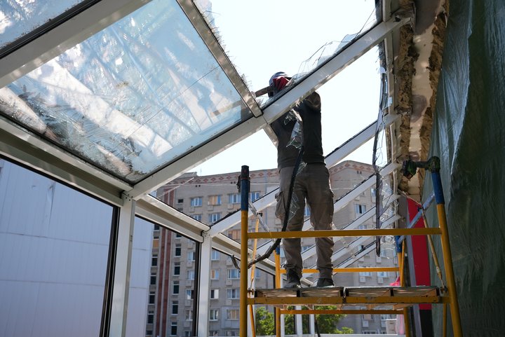 У Сумах відновлюють спортивний клуб, пошкоджений російським обстрілом