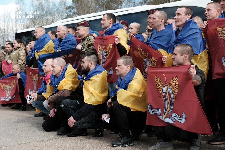 73-й обмін між Україною та РФ: з російського полону повернулись 193 українські оборонці