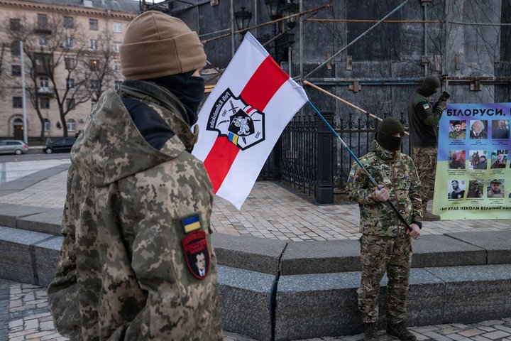 Білоруські добровольці з прапором полку імені Кастуся Калиновського на Софійській площі у Києві, 14 березня 2023 року
