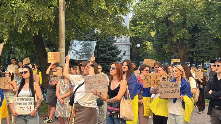 Третій день мітингів у Дніпрі. Як містяни протестують проти відставки Федорова — фоторепортаж Третій день мітингів у Дніпрі. Як містяни протестують проти відставки Федорова — фоторепортаж