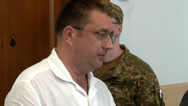 Екссекретарка суду в Чернігові, яка знімала відео біля могил військових, просила закрити справу чи зменшити строк Екссекретарка суду в Чернігові, яка знімала відео біля могил військових, просила закрити справу чи зменшити строк