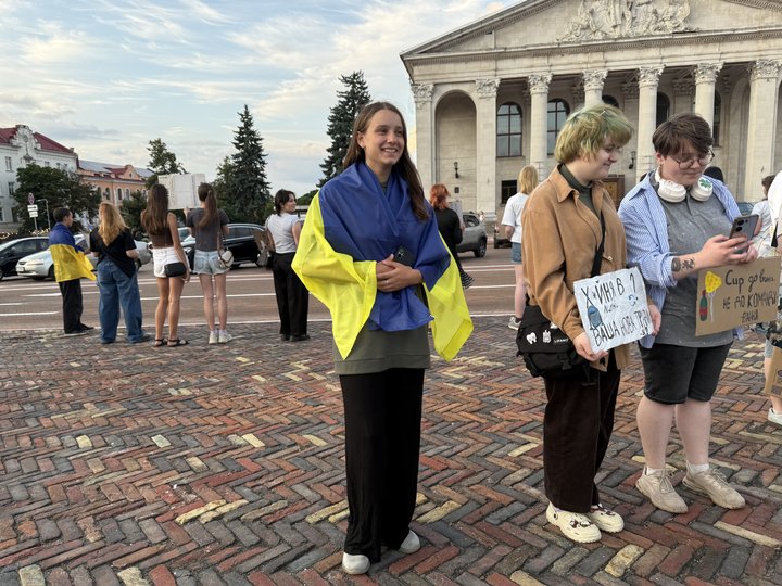 "Хочемо, щоб президент нас почув": чернігівці протестують проти відставки Федорова та вимагають звільнення Сирського "Хочемо, щоб президент нас почув": чернігівці протестують проти відставки Федорова та вимагають звільнення Сирського