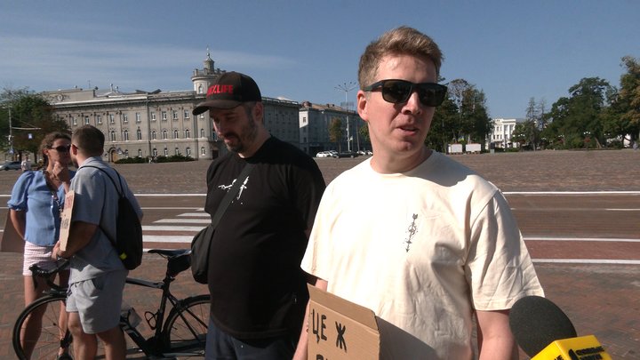 Відставка Федорова з посади очільника Міноборони: як чернігівці вийшли на акцію протесту на Красній площі Відставка Федорова з посади очільника Міноборони: як чернігівці вийшли на акцію протесту на Красній площі