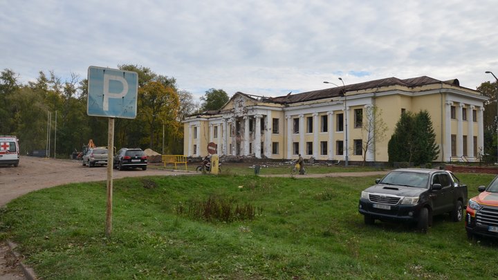 Шар бетонного пилу, жалоба за загиблими та оголений побут: репортаж із Прилук на Чернігівщині