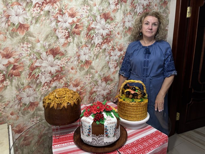 “Хочеться передати шматочок своєї душі”: як майстриня із Вінниччини зберігає рецепт традиційного короваю та пече для ЗСУ