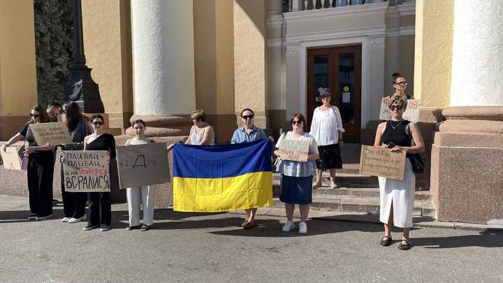 У Полтаві люди вийшли на мітинг проти відставки міністра оборони Михайла Федорова У Полтаві люди вийшли на мітинг проти відставки міністра оборони Михайла Федорова